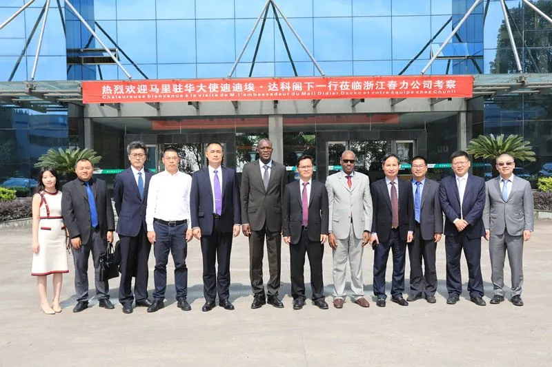 Didier Dacko, sendiherra Lýðveldisins Malí í Kína og ráðgjafanum Bokary Bocou...